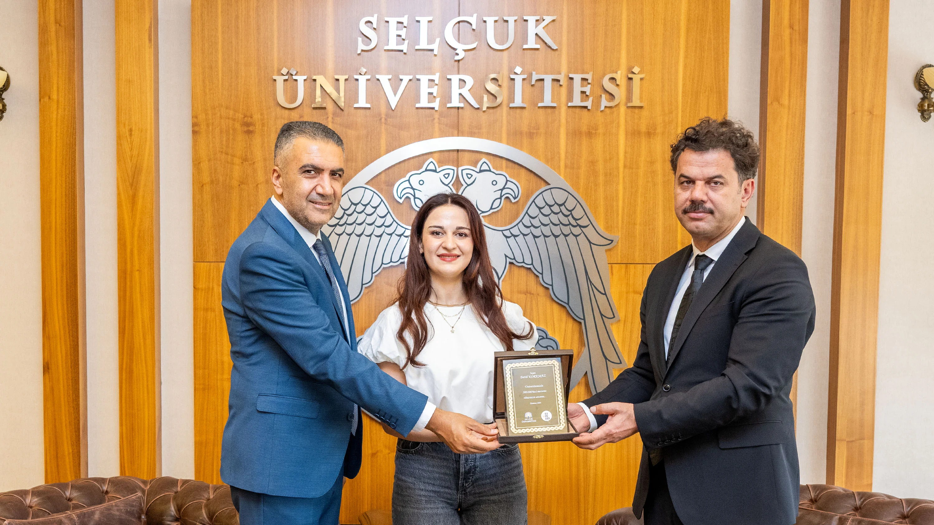 Selçuk Üniversitesinin 500 bininci mezunu, diplomasını Rektör Yılmaz’dan aldı